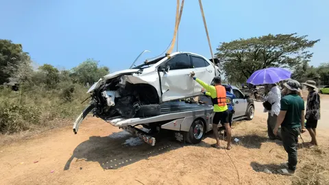 หนุ่มขับเก๋งตกคลอง กู้ภัยถามมากี่คน ชู 3 นิ้วตอบ วุ่นหาอยู่นาน สรุปมาคนเดียว