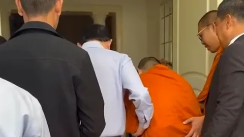 “ทักษิณ” นิมนต์ “หลวงปู่ศิลา สิริจันโท” ถวายเพลที่บ้านจันทร์ส่องหล้า (คลิป)