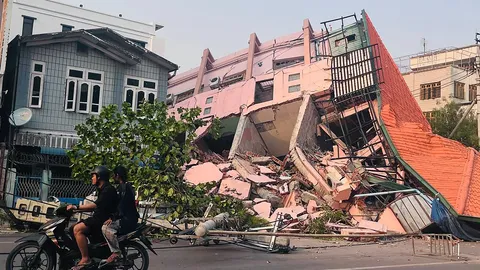 คืบหน้าแผ่นดินไหวเมียนมา ยอดเสียชีวิตพุ่ง 50 ศพ บาดเจ็บกว่า 300 ราย