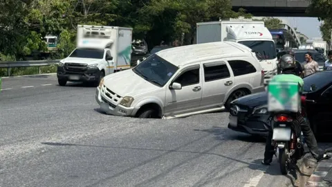 เลี่ยงด่วน ถนนทรุดตัวแยกศรีเอี่ยม รถยนต์ตกลงไปในหลุม ยังเคลื่อนย้ายไม่ได้