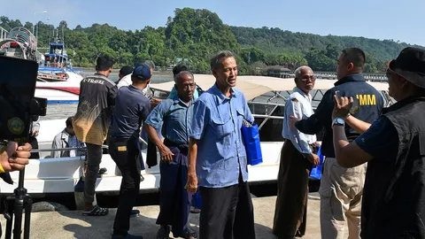 ปล่อย 4 ลูกเรือแล้ว พ้นโทษในพม่า กลับถึงฝั่งไทยญาติโผกอดดีใจ