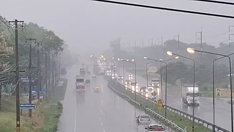 "พายุฤดูร้อน" ถล่มโคราช ทำ "ฝนตกหนัก" ต่อเนื่องนานหลายชั่วโมง