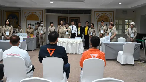 สมัครเลือกตั้ง สก. เขตหนองจอก วันแรก พรรคประชาชน-เพื่อไทย จับสลากหมายเลข