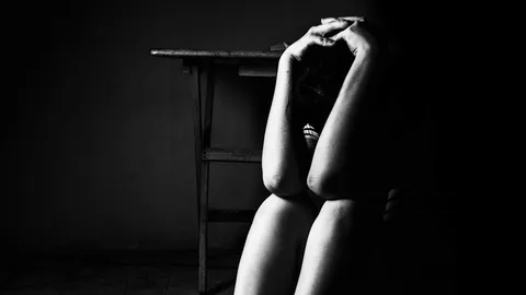 หนุ่มใหญ่โฉด ขืนใจนักศึกษา 17 ลวงไปละเมิดในม่านรูด อีกรายไล่จับ ‘ของสงวน’