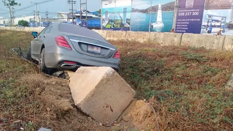 เบนซ์ฝ่าไฟแดง พุ่งชนเสาไฟ 2 ชาวจีน ทิ้งรถล่องหน ชาวบ้านงง หนีทำไม ตร.เร่งตามตัว