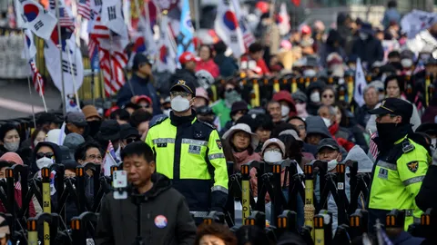 ตร.เกาหลีใต้คุมเข้มความปลอดภัย ขณะที่ศาลรธน.ตัดสินคดีถอดถอนยุน ซอกยอลวันนี้