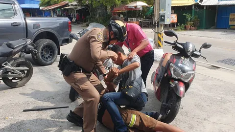 โมโหสั่งผัดไทยไม่ใส่กุยช่าย แต่แม่ค้าใส่มาให้ หนุ่มคลั่งอาละวาด ตำรวจระงับเหตุวุ่น