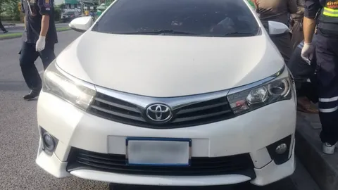 แม่ค้าร้านลาบเอะใจ เก๋งจอดติดเครื่องตั้งแต่เช้าจนบ่าย เดินไปดูพบเป็นศพ