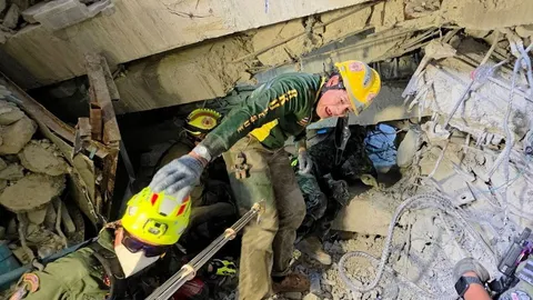 ทีมกู้ภัยเจอแล้ว ร่างติดซาก แต่เอาออกไม่ได้ หวั่นถล่มซ้ำทับเจ้าหน้าที่ 