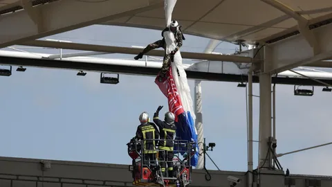 สุดหวาดเสียว นักกระโดดร่มห้อยกลางอากาศ หลังร่มเกี่ยวหลังคาสนามกีฬาในฝรั่งเศส (คลิป)