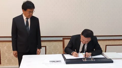 “ทักษิณ” พา “มาริษ-จักรภพ” เข้าลงนามไว้อาลัย “คำไต สีพันดอน” ถึงแก่อสัญกรรม