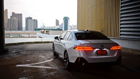 นำเข้าจากเยอรมัน ทดสอบชายกลางพลังไฟฟ้า BMW i5 M60 XDrive 