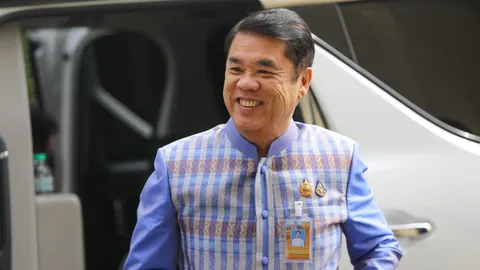 "สุริยะ" สั่งกวดขันรถบรรทุกยันไม่มีส่วยหลัง "สส.วิโรจน์" แฉสติ๊กเกอร์ตัว "T" 