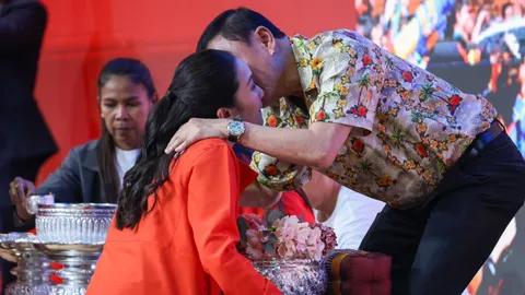 “อิ๊งค์-ทักษิณ” สวมกอดชื่นมื่น เปิดให้ลูกพรรคเพื่อไทยรดน้ำดำหัวขอพรวันสงกรานต์