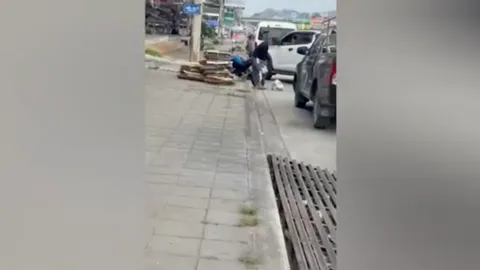 ชายขี่ จยย. เอาน้องหมาผูก ลากไปตามถนน คนใจดีรีบช่วย ถามเหตุผลเจอคำตอบสุดอึ้ง