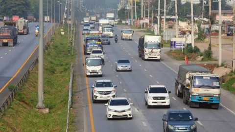 คนทยอยกลับบ้าน ถนนมิตรภาพ มอเตอร์เวย์ M6 เริ่มหนาแน่น แต่ยังคล่องตัว