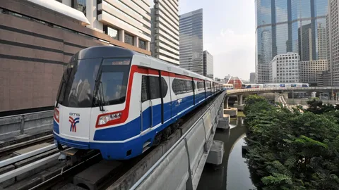 เที่ยวสงกรานต์ 2568 เดินทางด้วยรถไฟฟ้า BTS-MRT ข้อควรรู้และข้อห้ามสำหรับผู้โดยสาร