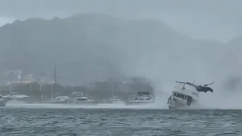 ตะลึง “พายุงวงช้าง” หมุนกลางทะเล ใกล้ท่าเทียบเรืออ่าวฉลอง หลังเกิดฝนตกหนัก (คลิป)