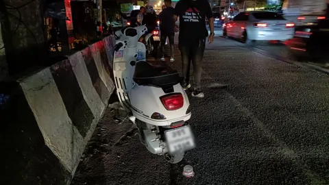 รุมแทงโหด หนุ่มนักศึกษาวิศวะ ปี 4 ดับ ปล้นเสื้อช็อป ก่อเหตุอุกอาจริมถนน