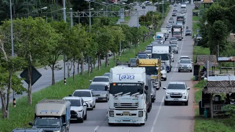 ประตูภาคใต้รถหนาแน่น ทางหลวงชุมพรแต่งชุดนางฟ้า-ยมทูต แจกของว่างนักเดินทาง