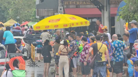 เริ่มแล้ว "สงกรานต์เชียงใหม่" คนออกมาเล่นสาดน้ำรอบคูเมือง ถนนท่าแพคึกคัก