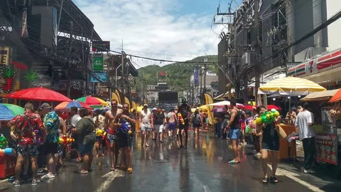 หาดป่าตองปิดวอล์กกิ้งสตรีท "บางลา" เล่นน้ำสงกรานต์ คาดสร้างรายได้ 2.6 หมื่นล้าน