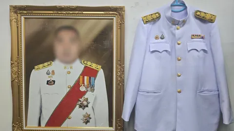 ค้นบ้านพัก "ฮอต" ไฮโซเก๊ เจอหลักฐานเพียบ ภาพถ่าย-ชุดขาวประดับเครื่องราชฯ