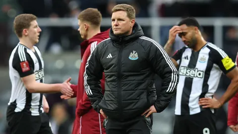 ด่วน! นิวคาสเซิลแถลง “เอ็ดดี ฮาว” ถูกส่งนอนโรงพยาบาล ชวดคุมทีมบู๊ “แมนยูฯ”