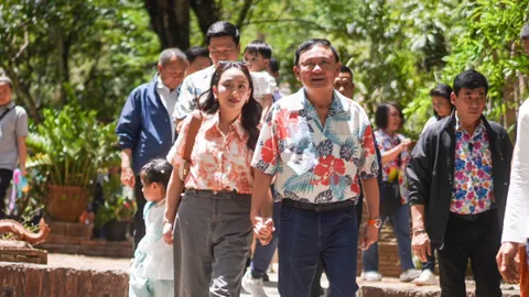 “อิ๊งค์” ถึงวัดอุโมงค์ โผกอดหอมพ่อ ก่อนพาลูก-สามีสักการะพระ “ทักษิณ” เปิดให้รดน้ำขอพร