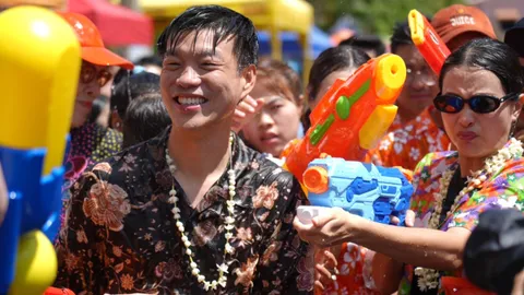 “เท้ง” นำทีมพรรคประชาชนเล่นสงกรานต์เชียงใหม่ ไม่กังวลข่าว ส.อบจ. ย้ายซบเพื่อไทย