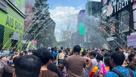 สงกรานต์ 2568 สยามสาดสนุก! คนไทย-ต่างชาติ แห่เล่นน้ำคลายร้อน