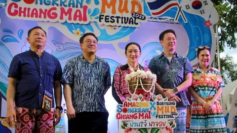 นายกฯ สรงน้ำพระพุทธสิหิงค์ ก่อนเปิดงานสงกรานต์เชียงใหม่ “ทักษิณ” รับคิดถึง “ยิ่งลักษณ์”