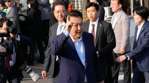 ยุน ซอกยอล  อดีตผู้นำเกาหลีใต้ ขึ้นศาลคดีอาญา ปมพยายามก่อรัฐประหารยึดอำนาจโดยประกาศกฎอัยการศึก