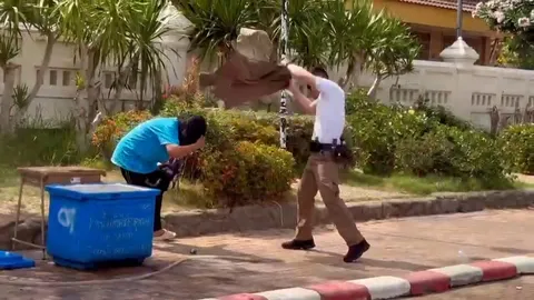 เปิดใจ "ตำรวจ" เล่านาทีวิ่งเข้าช่วย "นักท่องเที่ยว" ถูกผึ้งรุมต่อยหน้าวัด (คลิป)