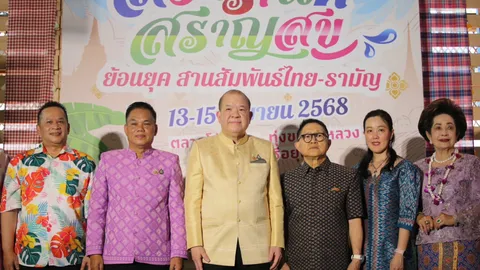 รมว.พาณิชย์ ช่วยเที่ยวสงกรานต์ตลาดโก้งโค้ง อยุธยา สัมผัสมนต์เสน่ห์ไทย-รามัญ