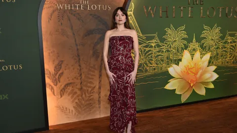 "ใจร้าย-ไม่ตลก" ดารา The White Lotus ถูกรายการดังสหรัฐฯ ล้อเลียนเรื่องฟัน