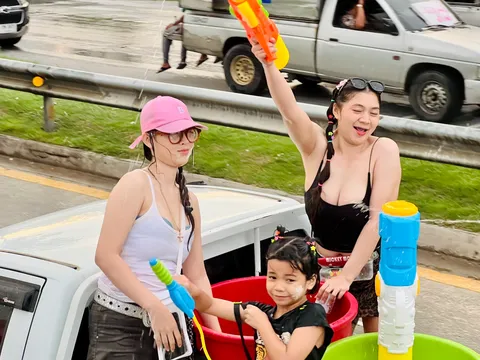 ชาวกระบะเปิดท้ายเล่นสงกรานต์ตลอดทั้งเส้นทางถนนข้าวหลาม