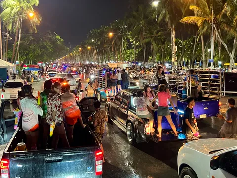 เปิดท้ายกระบะ แห่เล่นน้ำสงกรานต์ริมหาดบางแสน 