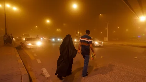 พายุทรายถล่มอิรัก ชาวบ้านล้มป่วย หายใจไม่ออกกว่า 700 คน (คลิป)