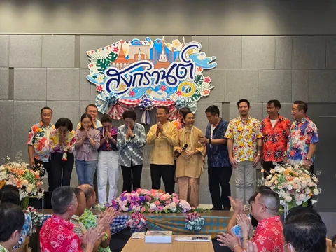 “สมศักดิ์” เปิดบ้านสุโขทัย อวยพรวันสงกรานต์ แย้มเตรียมผุดโครงการ “อสม. มั่นคง”