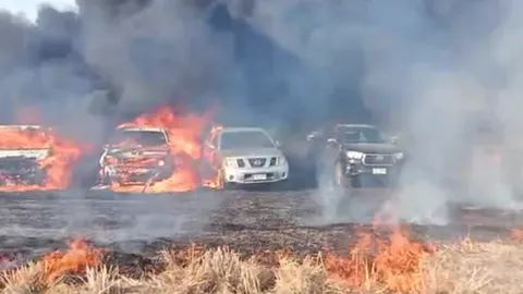 เกิดเหตุ "ไฟไหม้" ลามรถ 5 คันกลางสนามบั้งไฟ เจ้าของเศร้าสภาพรถเหลือแต่โครง