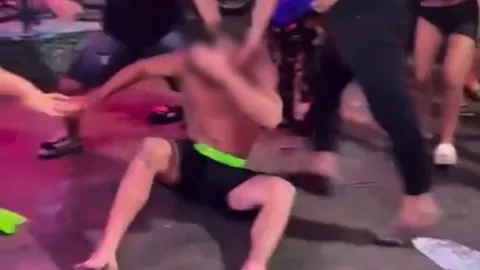 นาทีชุลมุน ฝรั่งเมาป่วนเมืองพัทยา ถูกรุมยำ หลังลวนลามพนักงานสาว-ท้าต่อยคน