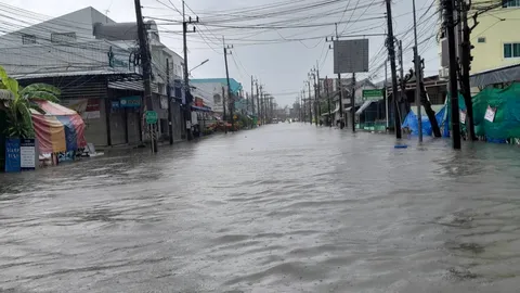 ภูเก็ตอ่วม ฝนตกหนักต่อเนื่อง หลายพื้นที่มีน้ำท่วมขังถนน รถสัญจรผ่านลำบาก