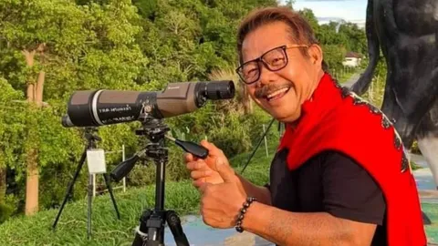 เปิดประวัติ อาฉี เสียงหล่อ นักแสดงตลกที่สร้างเสียงหัวเราะในยุคคาเฟ่เฟื่องฟู