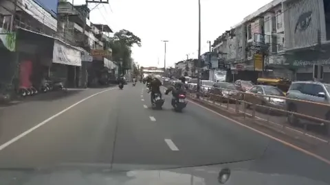 วินาที "หนุ่มหัวร้อน" อ้างไม่พอใจ "จักรยานยนต์" ปาดหน้า ยกเท้าถีบล้มกลางถนน