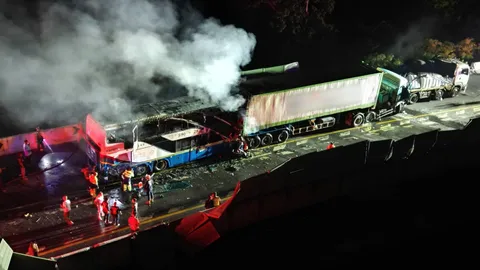 ดับ 7 เจ็บกว่า 53 ราย เหตุรถบัสชนท้ายรถบรรทุก ช่วงลงเขาศาลปู่โทน คาดเบรกแตก