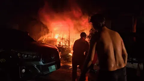 ไฟไหม้บ้านกลางดึก พ่อแม่ลูก 4 ชีวิต กระโดดจากชั้น 2 หนีตาย