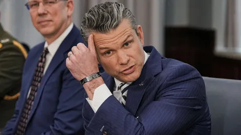 สื่อแฉ รมว.กลาโหมสหรัฐฯ แชร์แผนถล่มฮูตีผ่านแชตที่มีคนในครอบครัว