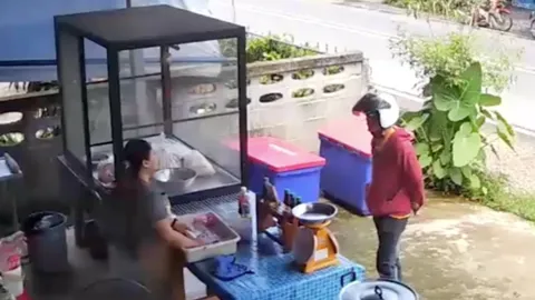 ผัวโหดง้อเมียไม่สำเร็จ ชักปืนยิงดับคาร้านลาบ แม่เศร้าลูกเคยโดนทำร้ายหลายครั้ง