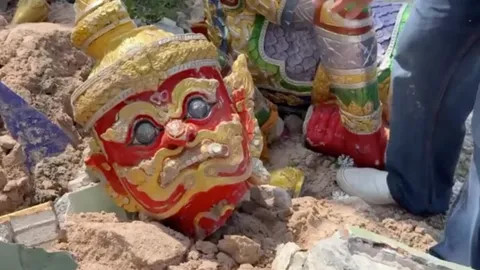 ชาวบ้านสะเทือนใจ "ท้าวเวสสุวรรณ" หน้าซุ้มประตูวัดดังชลบุรี โดนทุบทำลาย